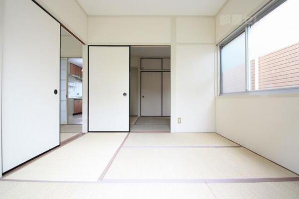 窓が2つあって明るいです。