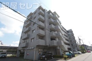 オートロック付きのどっしりとした外観です。
