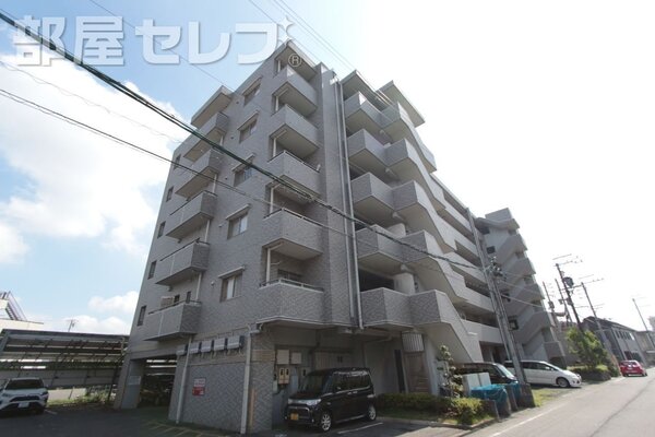 オートロック付きのどっしりとした外観です。