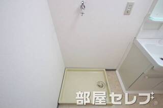 きれいな室内洗濯機置場です。