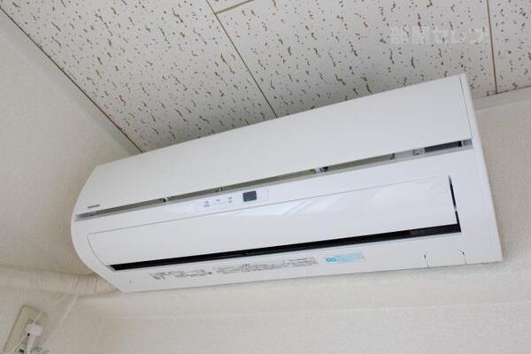 新品のエアコンに交換しています。