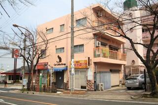 鉄筋コンクリート造３階建て。