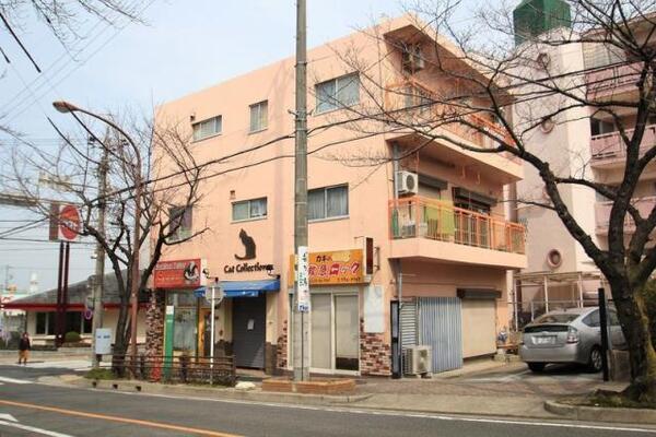 鉄筋コンクリート造３階建て。