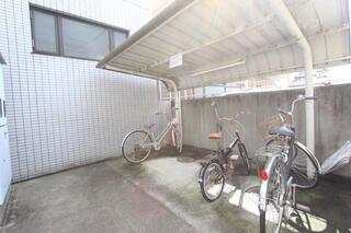 入口の横にあるので駐輪しやすいです。