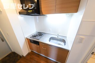 ダークブラウンのフローリングが綺麗です