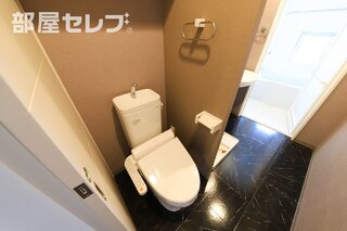 お風呂は嬉しい鏡と棚つきです