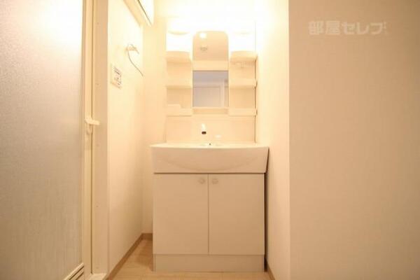 棚が多くて使いやすい洗面台です。