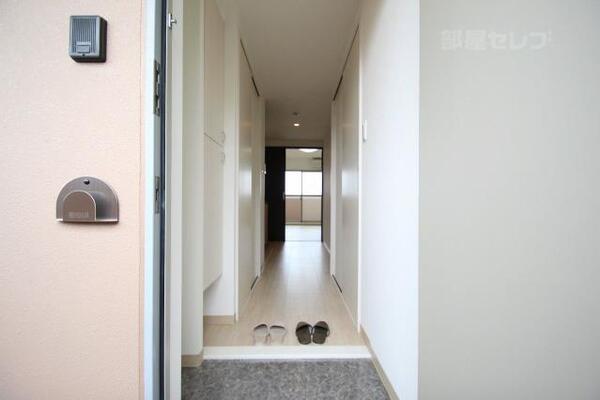 玄関からのお部屋の様子です。