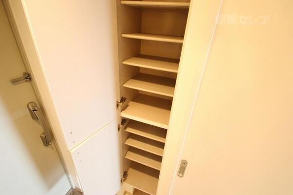 たくさんはいる下足箱。