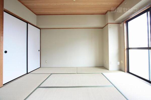 隣には和室6畳のお部屋もあります。
