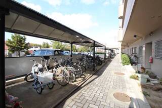 屋根付きの自転車置き場です。