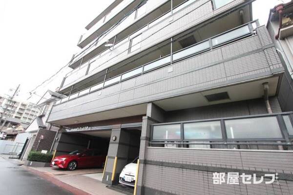 シックな色調のマンションです。