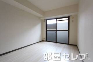 白基調の明るいお部屋です。