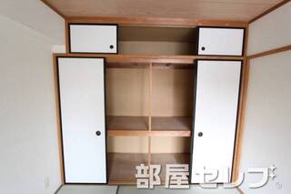 和室の押し入れも収納バッチリ。