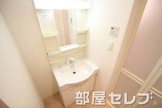 独立洗面があると便利ですね。別号室の写真です。