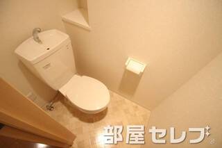 トレイは清潔感がありますよ。別号室の写真です。
