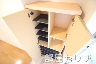 下駄箱も収納ばっちり。別号室の写真です。