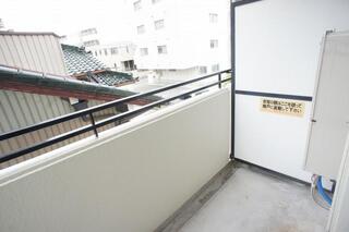 広めのベランダで、干し物をたくさんかけます。