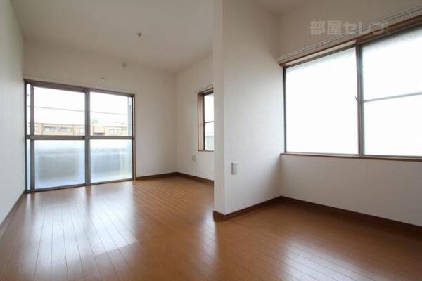 窓が２面あり、日当たりが良いお部屋です。