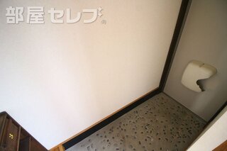 約1帖ある玄関は、傘立てなどを置いてもゆとりがあります。