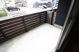 広々としたベランダ。表からも見えにくいです。