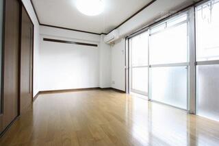 明るい室内。