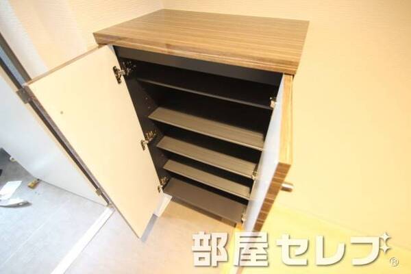 シューズボックス。