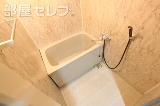 壁紙のセンスが良いお風呂場です。