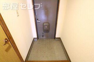 玄関から明るいリビングにつながります。