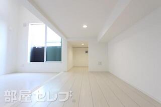 白基調で明るい部屋です。