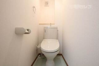 真っ白なトイレです