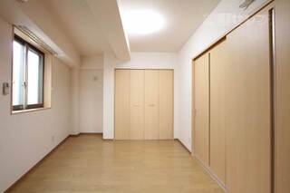 この部屋にもエアコンついてます