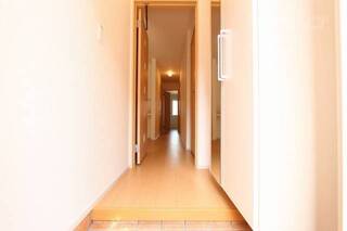 玄関です　長い廊下を真っ直ぐ行くと寝室があります