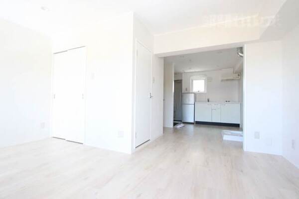 真っ白に改装された綺麗なお部屋です