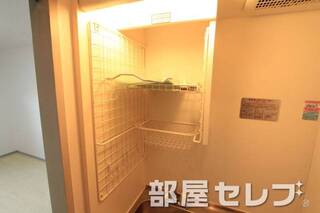 キッチンに便利棚あります。