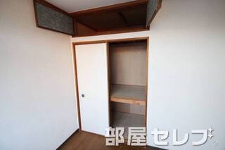 奥行きのある収納。