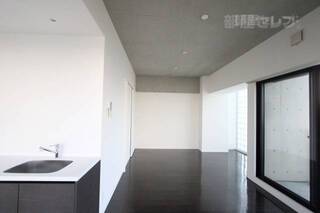 ガラスを多く使っているのでオシャレなだけでなく光を多く取り込めますよ