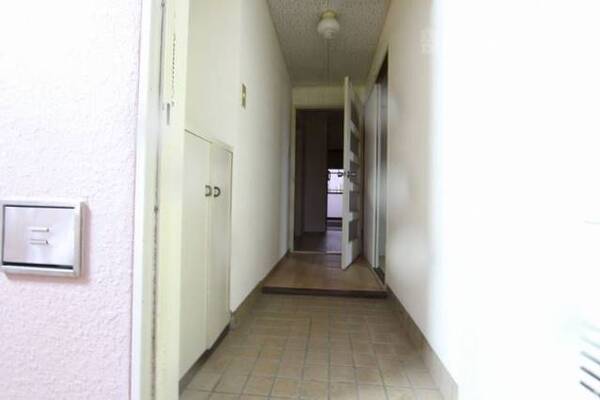 玄関には下駄箱があるので広く使えます。