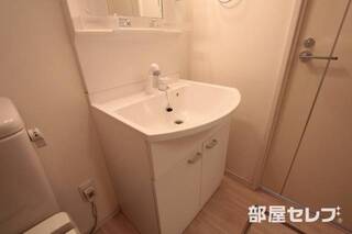洗面台にも収納があります