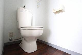 シンプルで綺麗なトイレです。