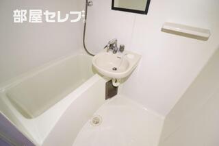 綺麗なバスルームございます。