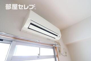 コンパクトですが実用的な洗面台あり。