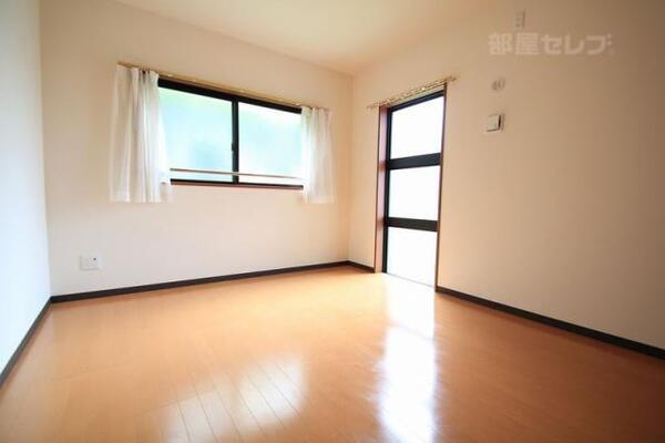 どちらのお部屋も採光豊か。角部屋の特権。