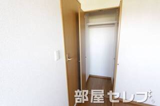 各部屋に収納あります。