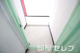 玄関から明るい。