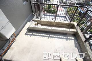 広いバルコニーですね。