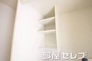 キッチン上部に棚あります。