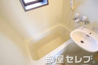 お風呂にも小窓があります。