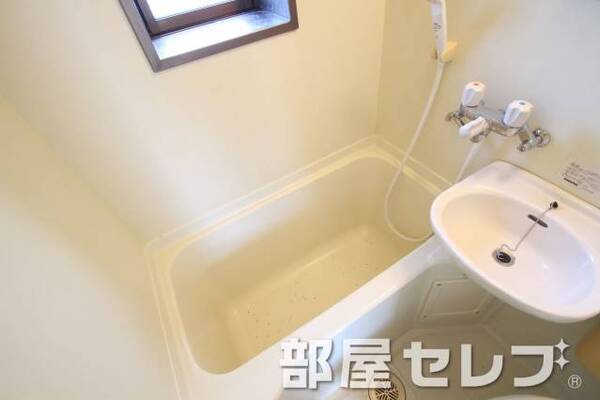 お風呂にも小窓があります。