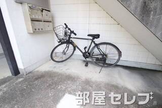こちらへ自転車を。